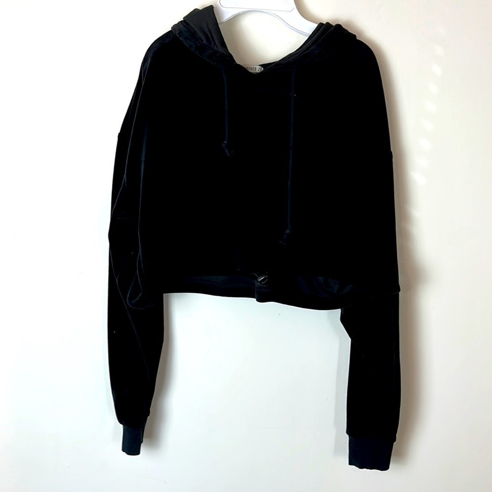 🌸 Forever 21 black velvety feel cropped hooded top. Size small.